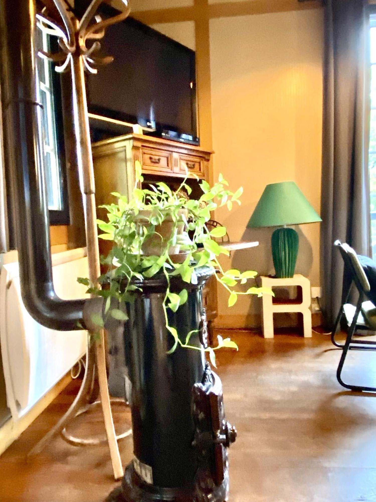 Le Chalet Bucolique Au Bord De L'Eau Holiday home *