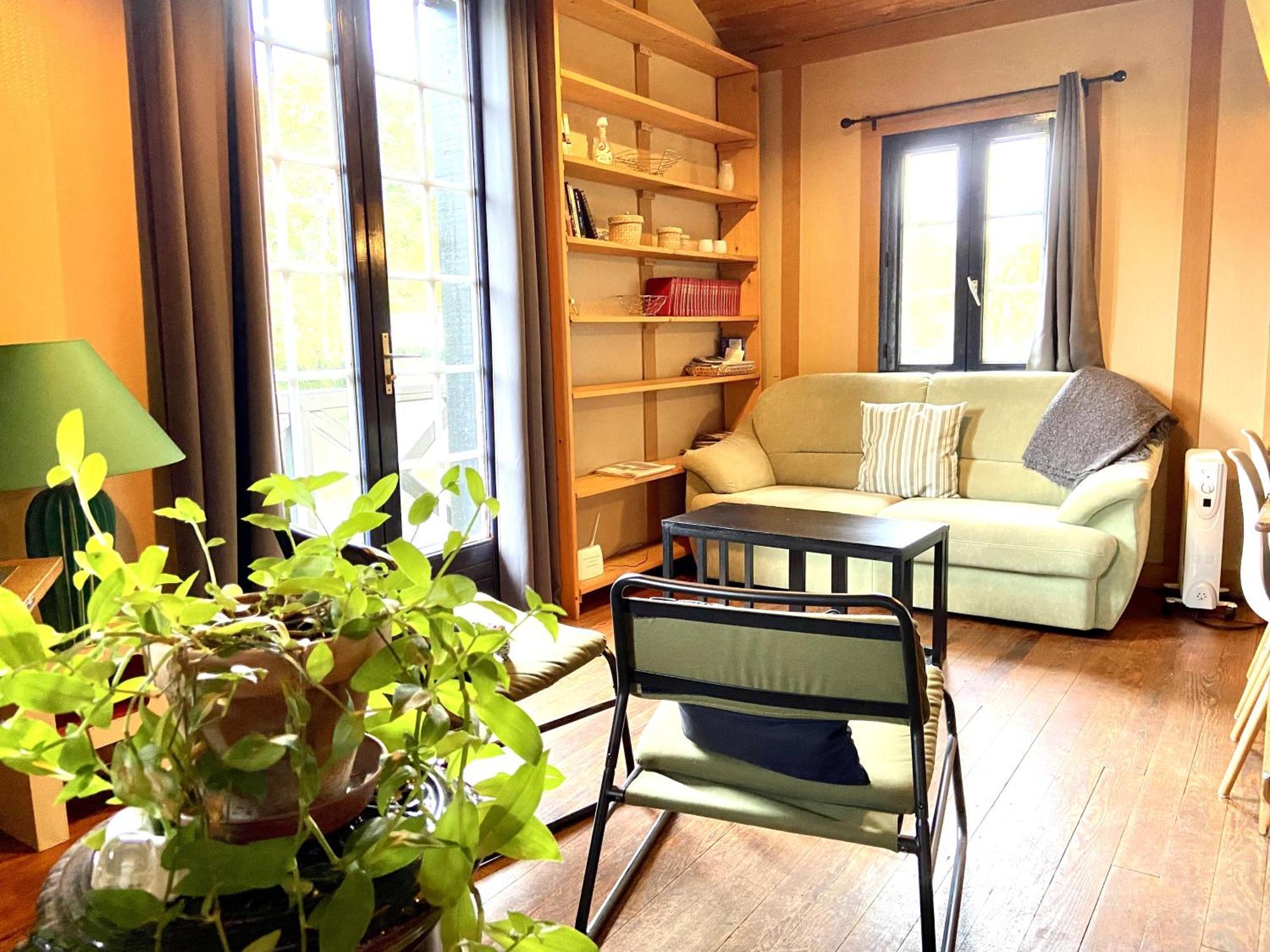 Holiday home Le Chalet Bucolique Au Bord De L'Eau Olivet (Loiret)