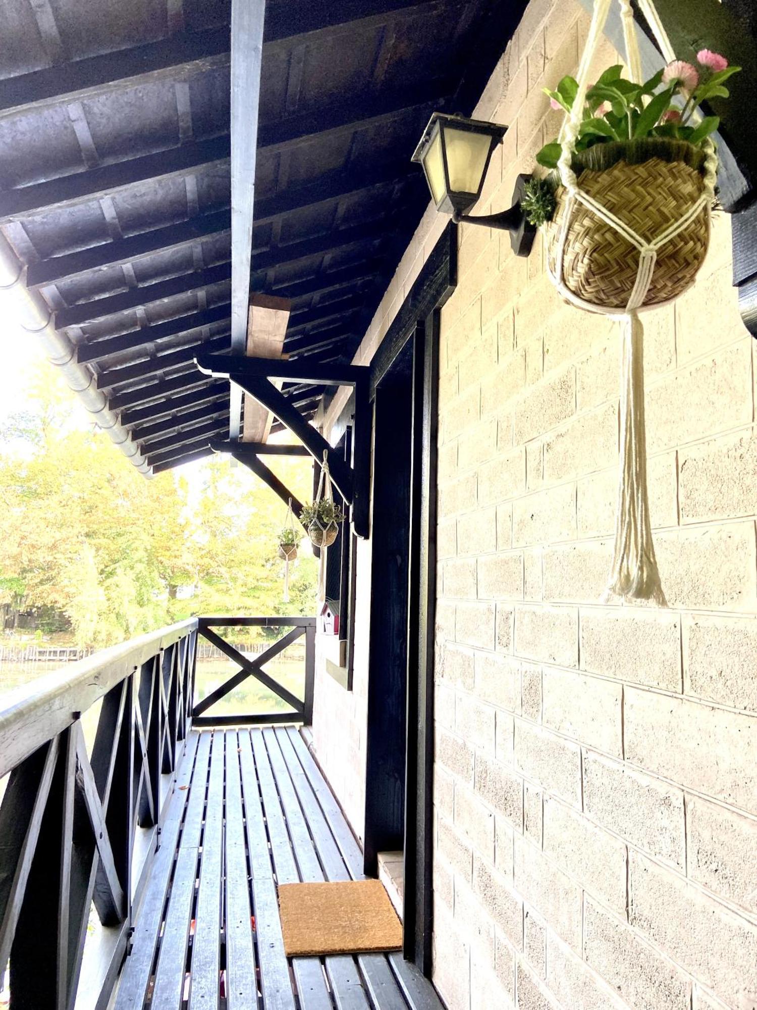 Le Bucolique Au Bord De L'eau *