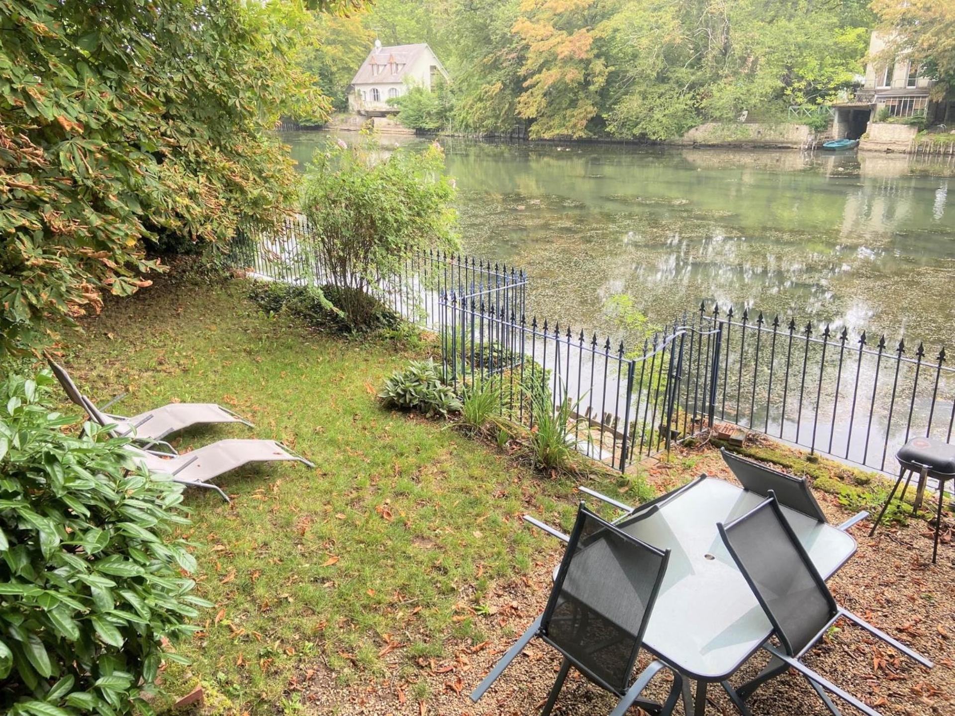 Le Chalet Bucolique Au Bord De L'Eau Holiday home *