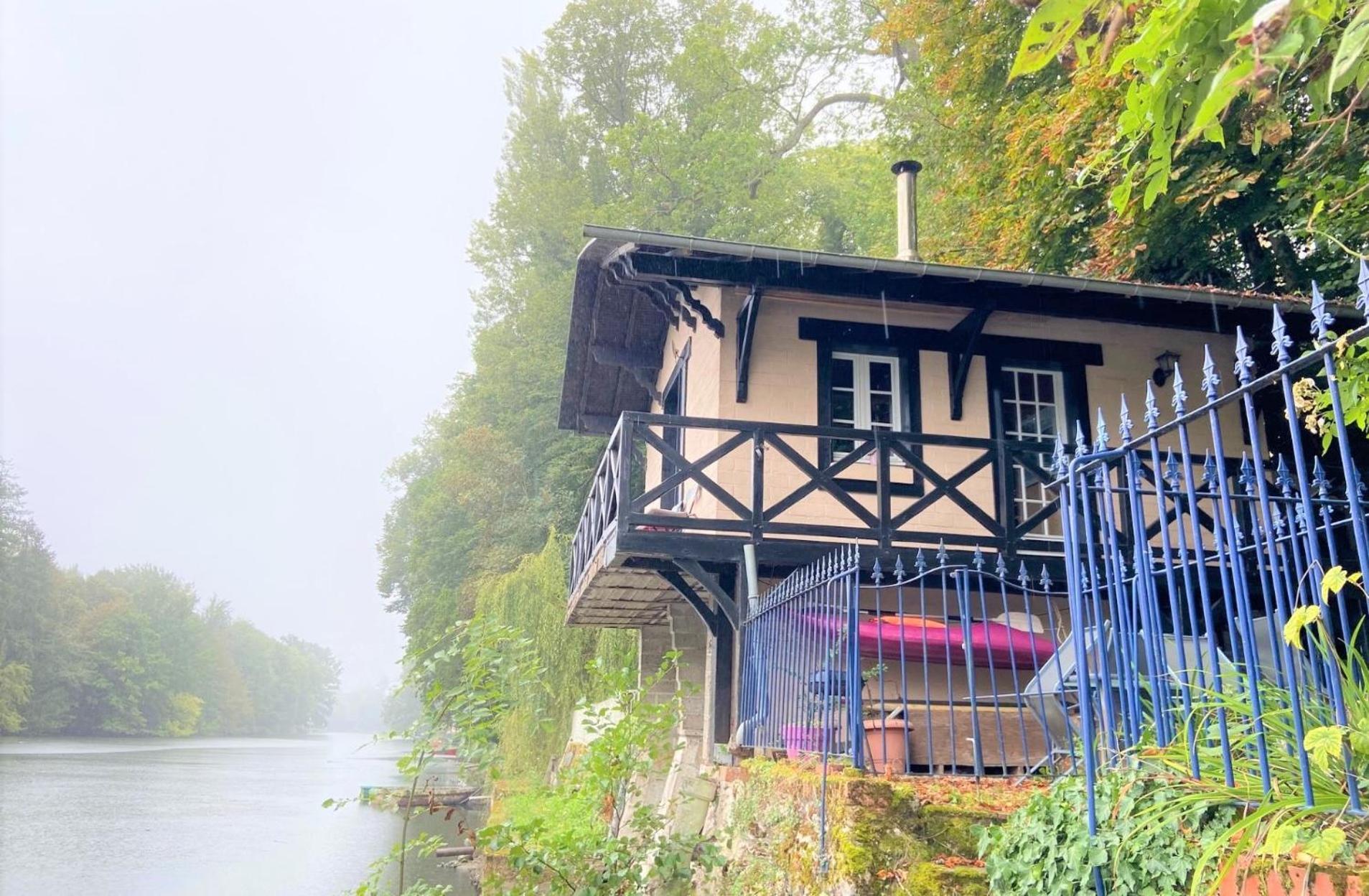 Holiday home Le Chalet Bucolique Au Bord De L'Eau Olivet (Loiret)