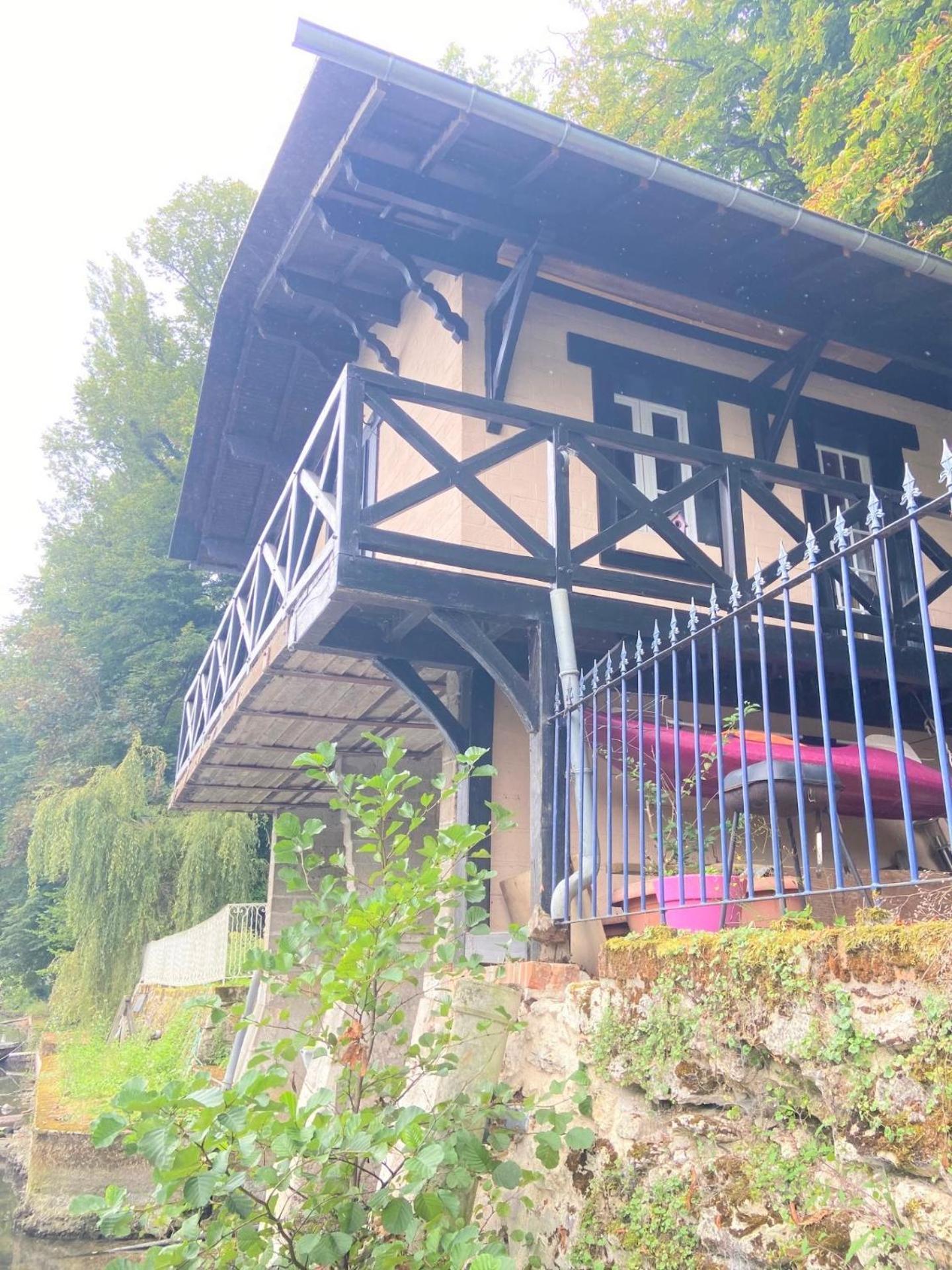 Le Chalet Bucolique Au Bord De L'Eau Holiday home *